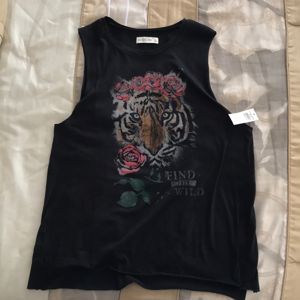 Black lion muscle tee